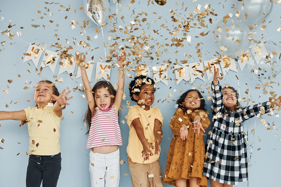 birthday photoshoot confetti and balloon idea