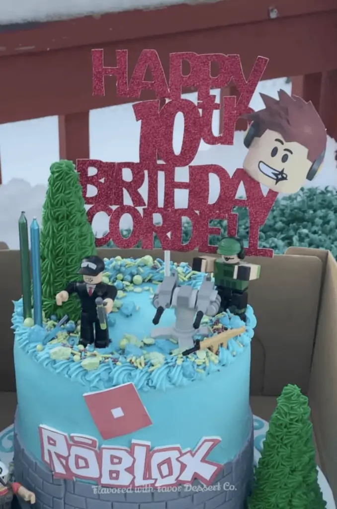 Piggy Roblox cake  Roblox cake, Piggy cake, Piggy birthday party