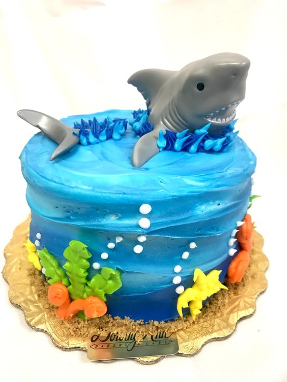 "Sunbathing" Shark Cake Idea