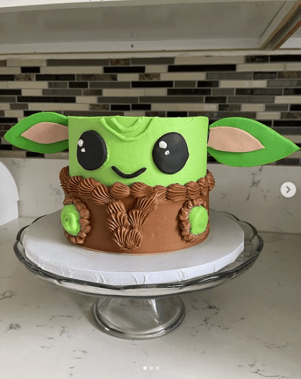 a baby Yoda cake